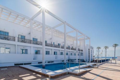 ein großes weißes Gebäude mit einem Pool in der Unterkunft Hotel Don Ignacio in San José