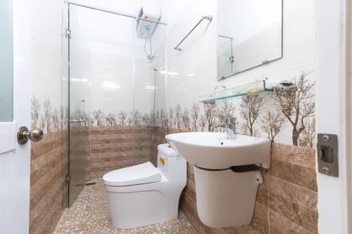 Koupelna v ubytování Gia Pham Hotel