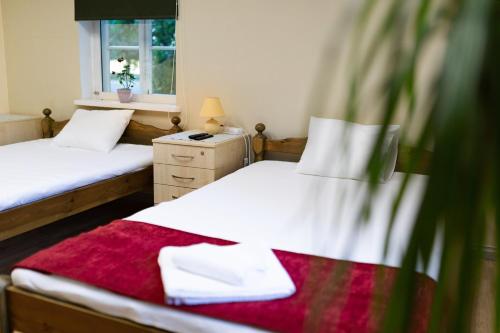 En eller flere senge i et værelse på Nõva Hostel