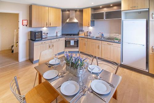 Kitchen o kitchenette sa Bannermill Place Apartments - Grampian Lettings Ltd