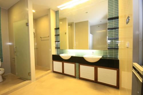 Ένα μπάνιο στο I Residence Hotel Sathorn