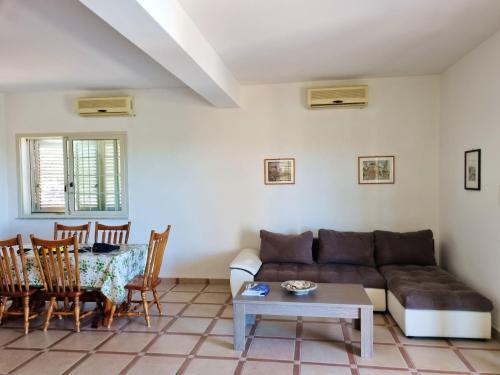 Posedenie v ubytovaní 3 bedrooms villa with private pool and wifi at Caccamo 9 km away from the beach