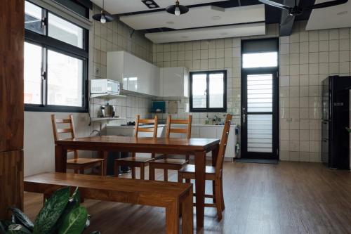 eine Küche mit einem Tisch und Stühlen im Zimmer in der Unterkunft 5963 Turn Right B&B in Jiaoxi