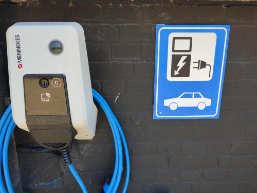 a parking meter with a car in a sign at Hotel & Restaurant Maison Pal'Ange in Durbuy