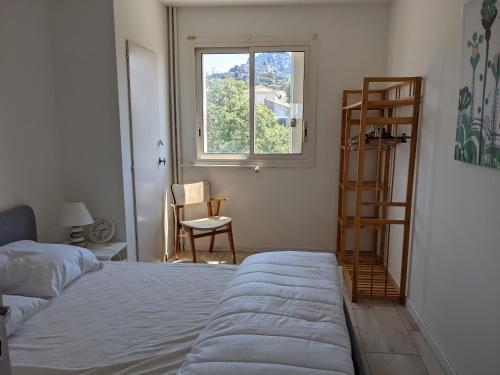 - une chambre avec un lit, une échelle et une fenêtre dans l'établissement superbe t2 proche des plages et des commerces, à Hyères