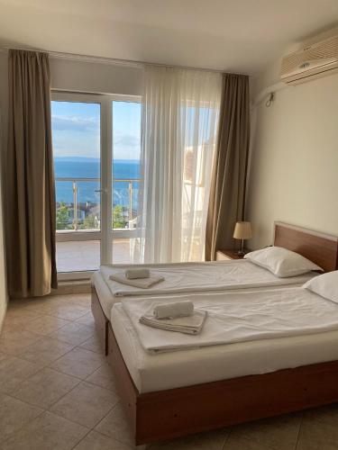 เตียงในห้องที่ Apolon Complex