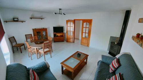 奧爾諾斯的住宿－Alojamiento Rural El Peñon de Hornos，客厅配有沙发和桌子