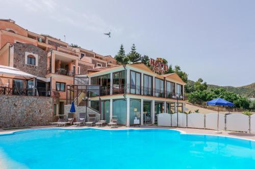 a large swimming pool in front of a building at Hotel Solanas in Solanas