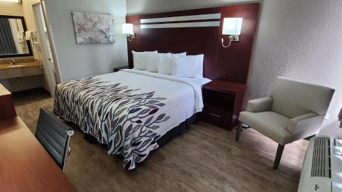 Ένα ή περισσότερα κρεβάτια σε δωμάτιο στο Red Roof Inn Florence, SC