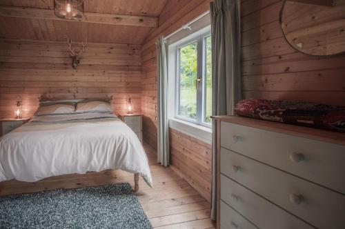 Postel nebo postele na pokoji v ubytování The Lodge At Sheepswalk Farm - 2 Bedroom Lodge - Stepaside