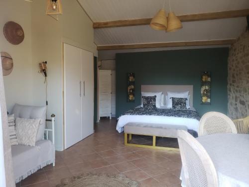 1 dormitorio con 1 cama, 1 sofá y 1 silla en Studio Léonie, le cottage de l'étang, en Le Tablier