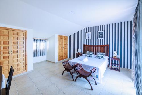 ein Esszimmer mit einem weißen Tisch und Stühlen in der Unterkunft La Posada de la Gula in Jarandilla de la Vera
