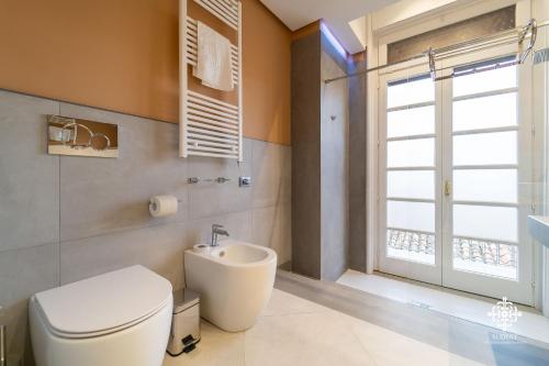 a bathroom with a toilet and a sink at Matteotti Luxury Residence in Siracusa
