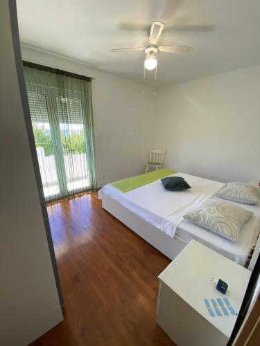 Un pat sau paturi într-o cameră la Apartman Mila