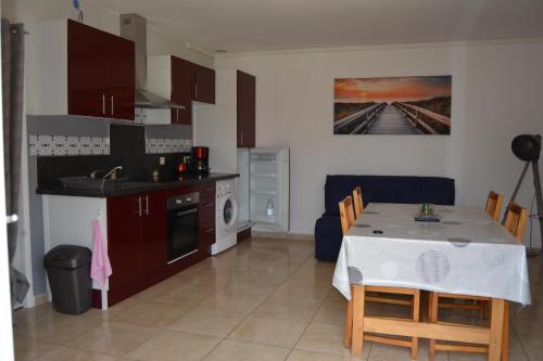 une cuisine et une salle à manger avec une table et des chaises dans l'établissement rêve méditerranéen, La vie de château, au Barcarès