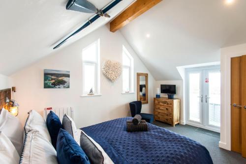un dormitorio con una cama y un sofá en The Lighthouse Penthouse, Studio and Holiday Home, en St Ives