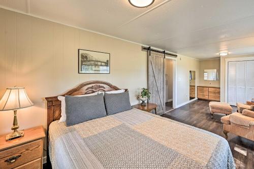 Nathrop的住宿－Nathrop Home, Mt Princeton and Mt Antero Views!，一间卧室设有一张床和一间客厅。