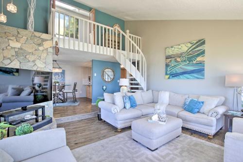 Fotografie z fotogalerie ubytování Pacific Penthouse with Sunroom and Ocean Views! v destinaci Newport