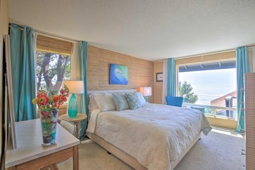 Ένα ή περισσότερα κρεβάτια σε δωμάτιο στο Pacific Penthouse with Sunroom and Ocean Views!