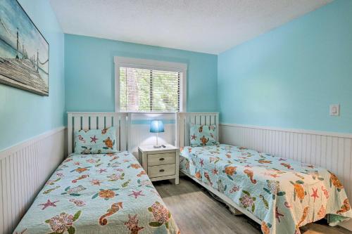 Een bed of bedden in een kamer bij Beachy Hilton Head Condo with Resort Amenities!