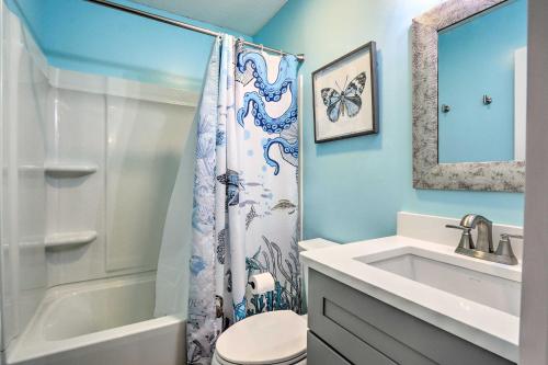 Een badkamer bij Beachy Hilton Head Condo with Resort Amenities!
