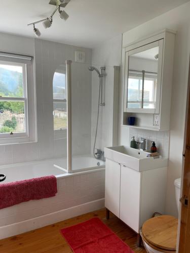 bagno con vasca, lavandino e doccia di Ladyurd Farmhouse a West Linton