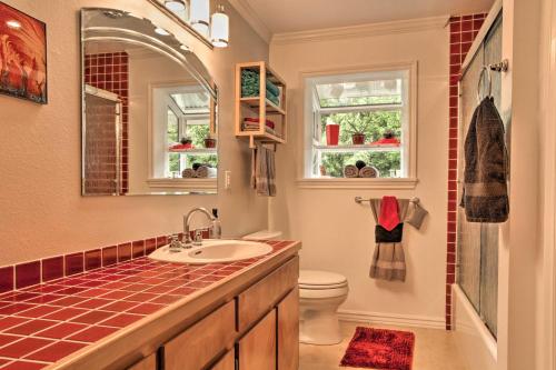 Koupelna v ubytování Peaceful Volcano Home Near National Park!