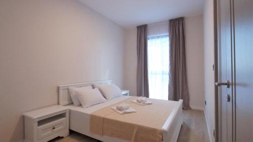 Postel nebo postele na pokoji v ubytování Silver Beachfront Becici