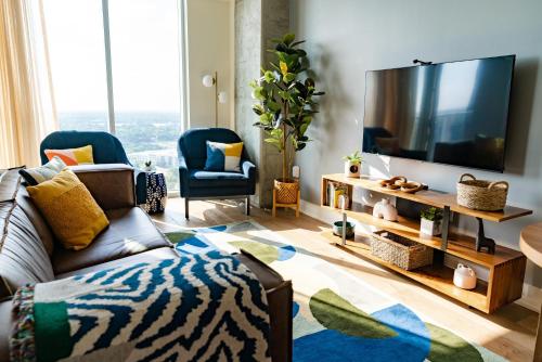 TV a/nebo společenská místnost v ubytování Austin Condo Hotel
