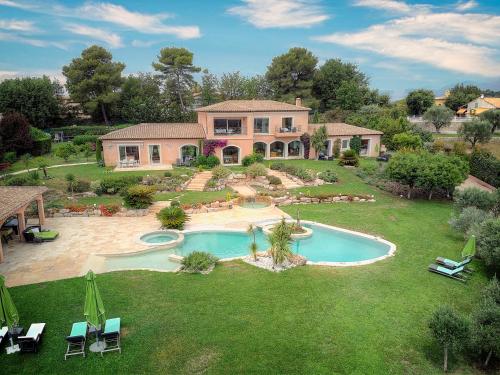 an aerial view of a house with a swimming pool at "AU HAVRE DE PAIX" 5 étoiles Prestige jacuzzi, hammam, sauna, PISCINE chauffée Mougins Cannes Grasse in Mougins