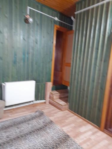 Ένα ή περισσότερα κρεβάτια σε δωμάτιο στο Barlogul Ursilor Lepsa