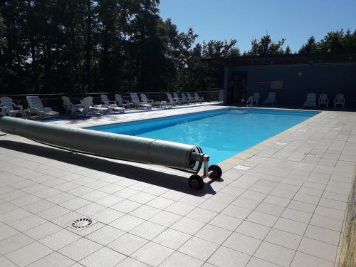 uma piscina com uma grande insuflável em Chalet sur bord de l'eau em Nontron