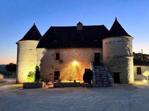 un grand bâtiment en pierre avec deux tours dans l'établissement Hôtel Les Vieilles Tours Rocamadour, à Rocamadour