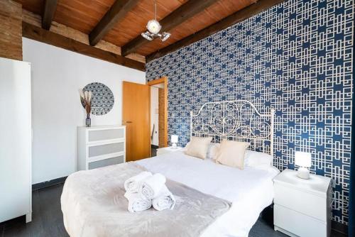 Un pat sau paturi într-o cameră la Apartamentos Afán de Ribera