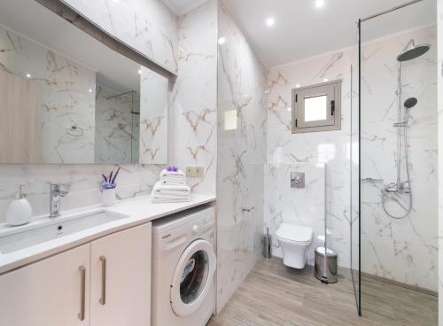A bathroom at Nikolaos Apartment