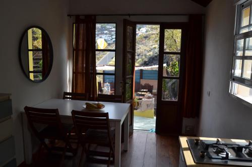eine Küche mit einem Tisch und Stühlen sowie einem Fenster in der Unterkunft El Quinto Pino apartamento con zonas comunes compartidas in Las Indias