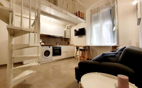 eine Küche und ein Wohnzimmer mit einer Waschmaschine in der Unterkunft ALmare - Nice & Easy in Livorno