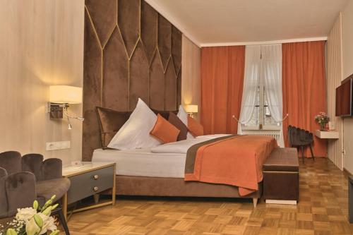 เตียงในห้องที่ Hotel van Bebber