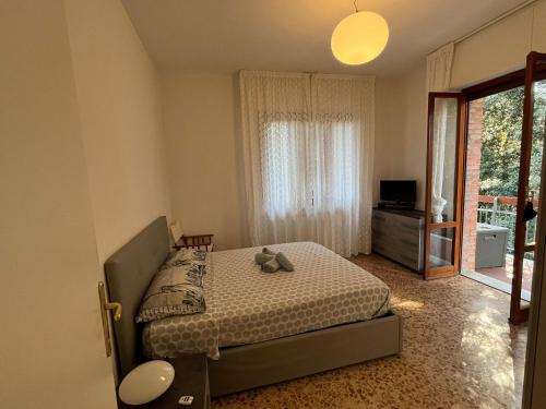 een slaapkamer met een bed met een teddybeer erop bij casa Alexander in Marina di Massa