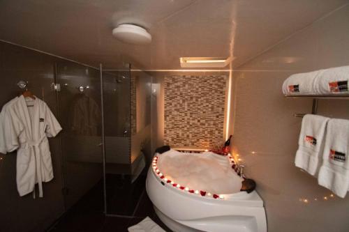 Kylpyhuone majoituspaikassa SM Hotel