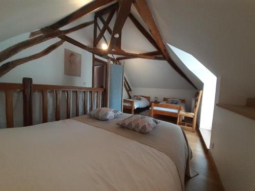una camera da letto con un grande letto in mansarda di Gîte Les Grandes Vacances à Morée 41 a Morée