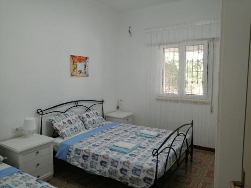 - une chambre avec un lit et une fenêtre dans l'établissement Vila Tomas/Sona, à San Pietro in Bevagna