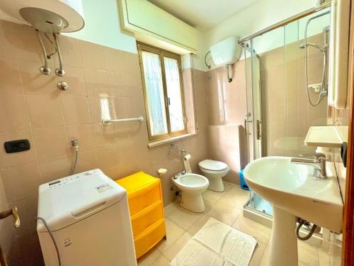 ラ・カレッタにあるAPPARTAMENTO LA CALETTA VACANZEのバスルーム(洗面台、トイレ、シンク付)