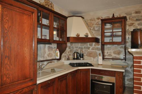 Kitchen o kitchenette sa Dalmatian Villa Denis