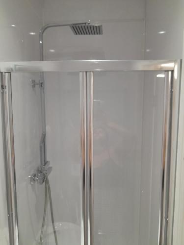 ducha con puerta de cristal y ducha en Double four en Bournemouth