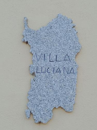 una señal que dice Villa Luciana en una pared en Villaluciana, en Solanas