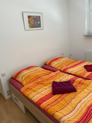 two beds sitting next to each other in a bedroom at Private Wohnung Bunter Hund in Aalen