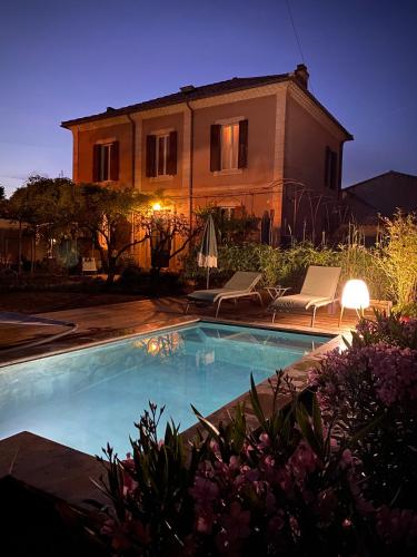 une maison avec une piscine devant une maison dans l'établissement La maison Gerval, à Bédoin