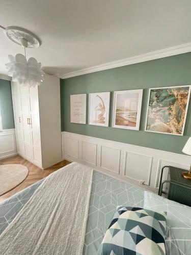 - une chambre avec des murs verts et un lit dans un dortoir dans l'établissement «La Petite Escapade à Deauville» PLACE MORNY, à Deauville