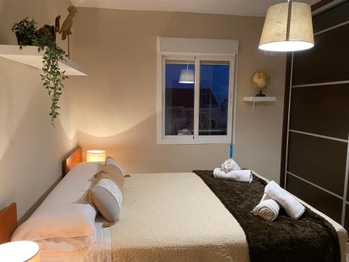 sypialnia z łóżkiem i oknem w obiekcie Robles home w Maladze